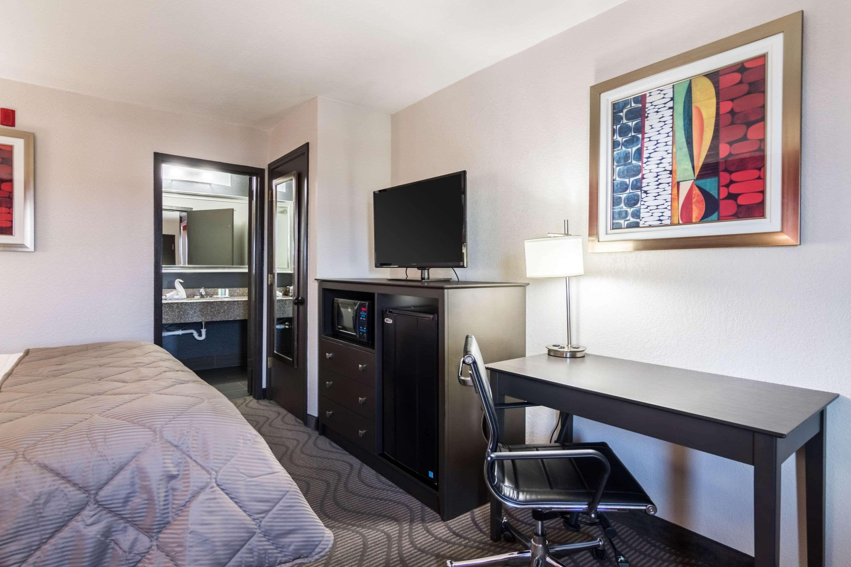Clarion Inn & Suites Russellville I-40 מראה חיצוני תמונה