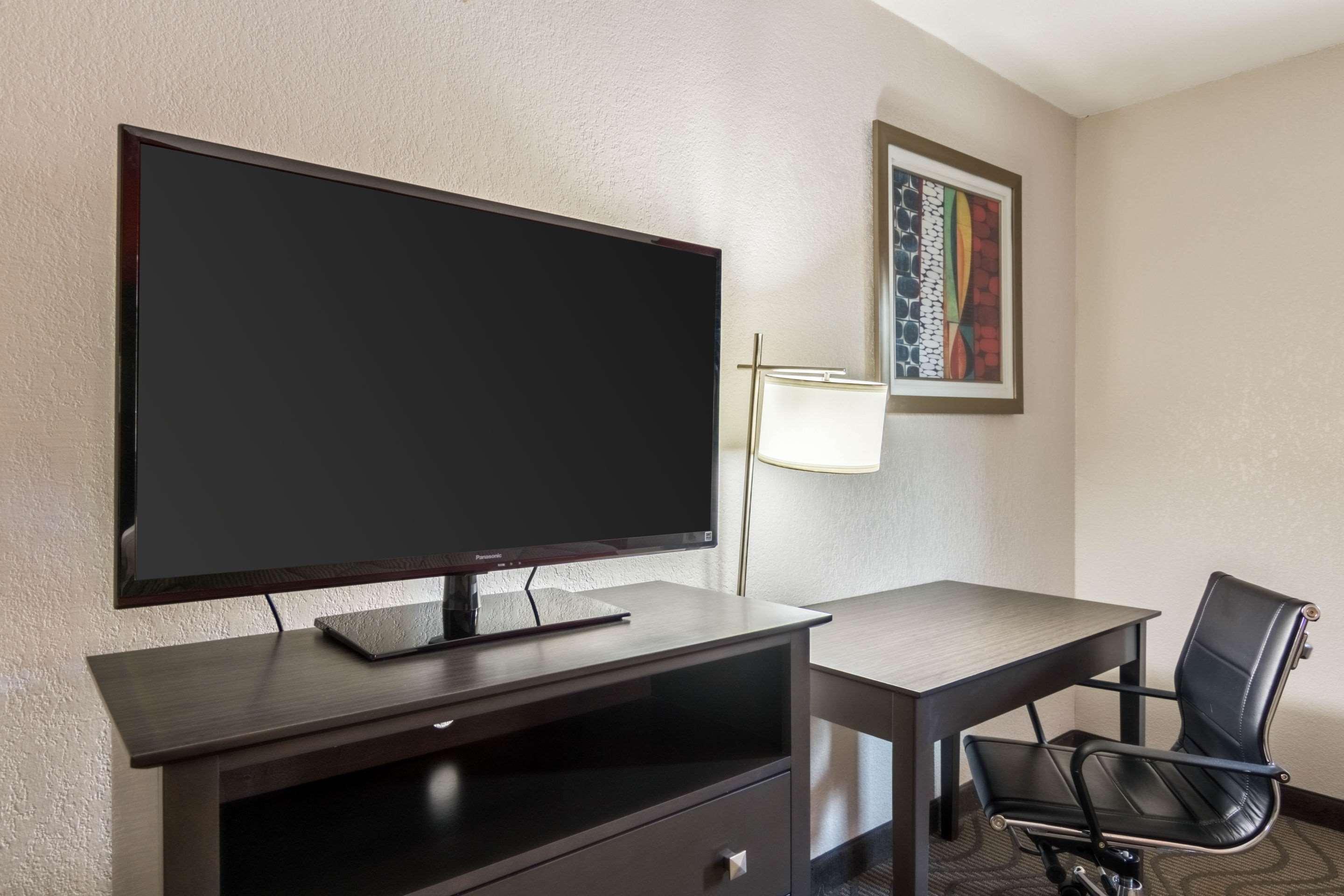 Clarion Inn & Suites Russellville I-40 מראה חיצוני תמונה