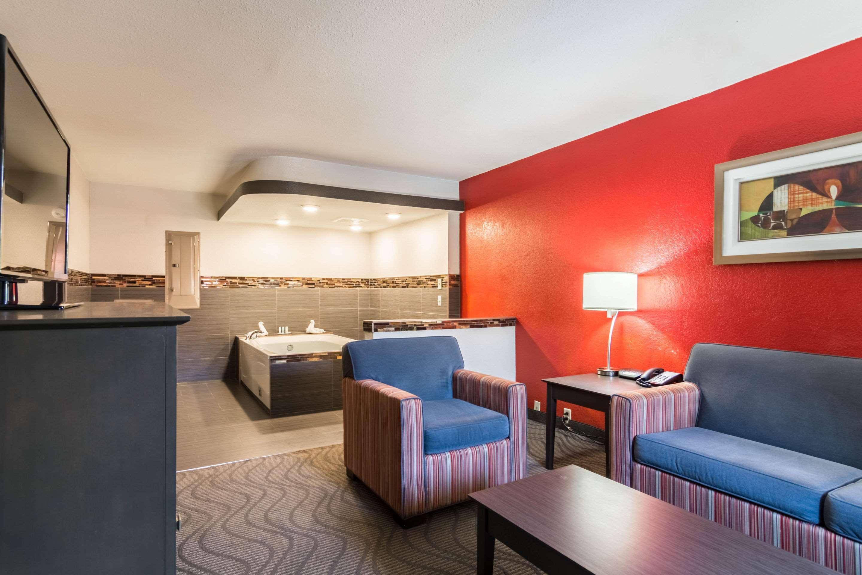 Clarion Inn & Suites Russellville I-40 מראה חיצוני תמונה