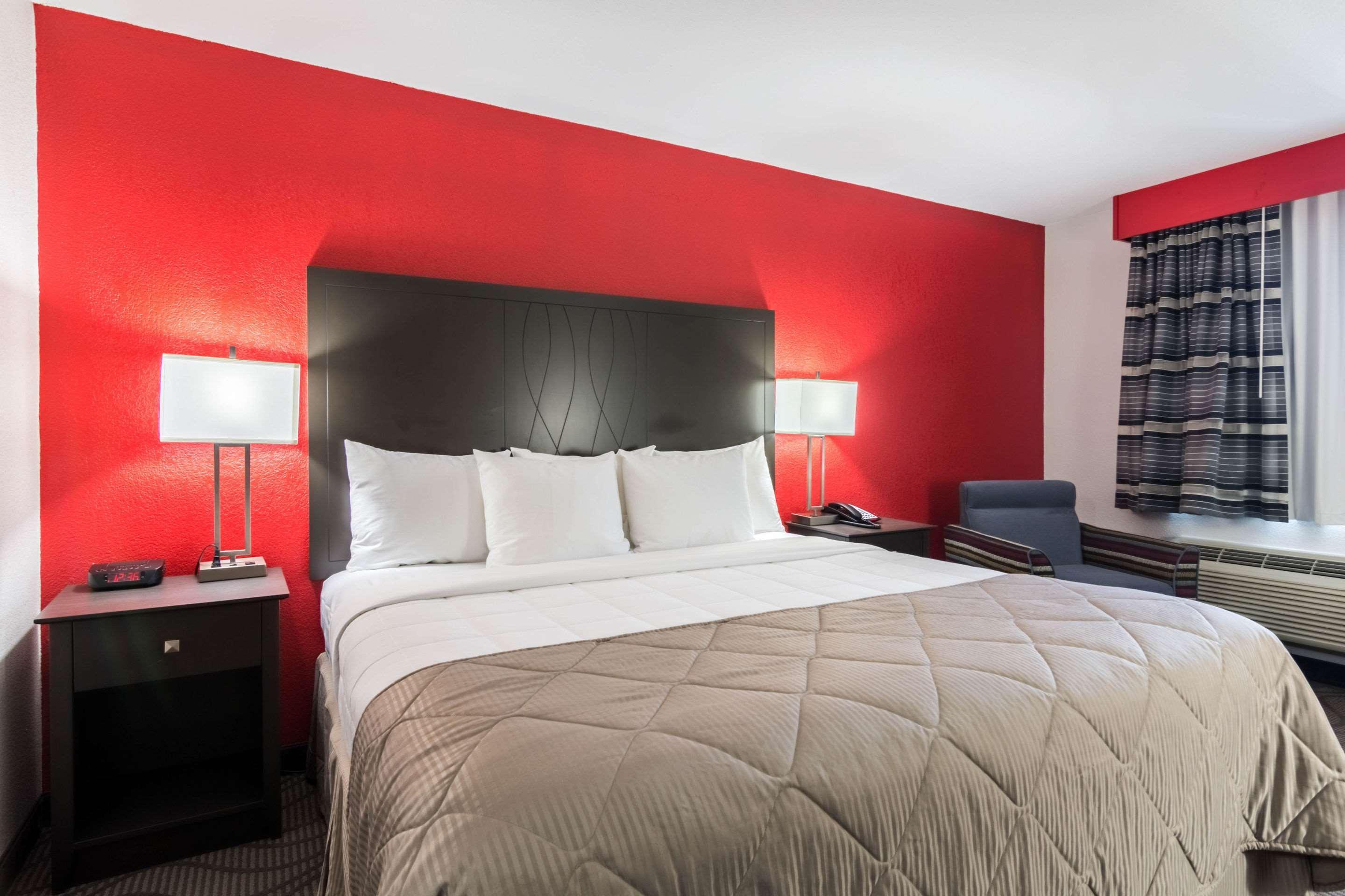 Clarion Inn & Suites Russellville I-40 מראה חיצוני תמונה
