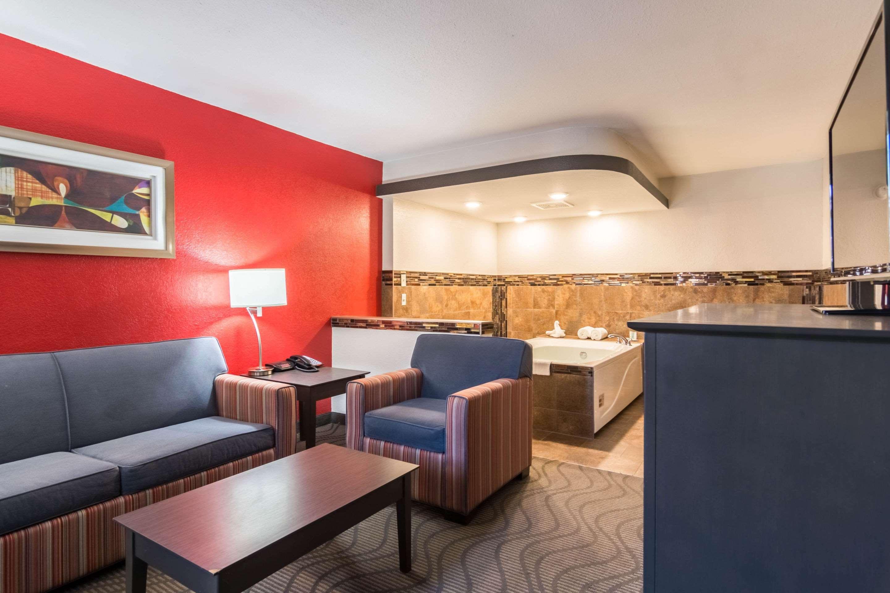 Clarion Inn & Suites Russellville I-40 מראה חיצוני תמונה