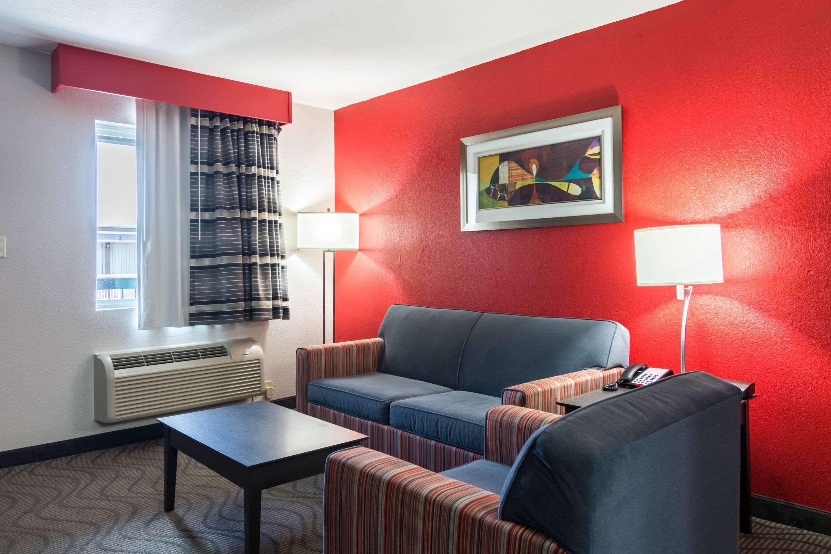 Clarion Inn & Suites Russellville I-40 מראה חיצוני תמונה
