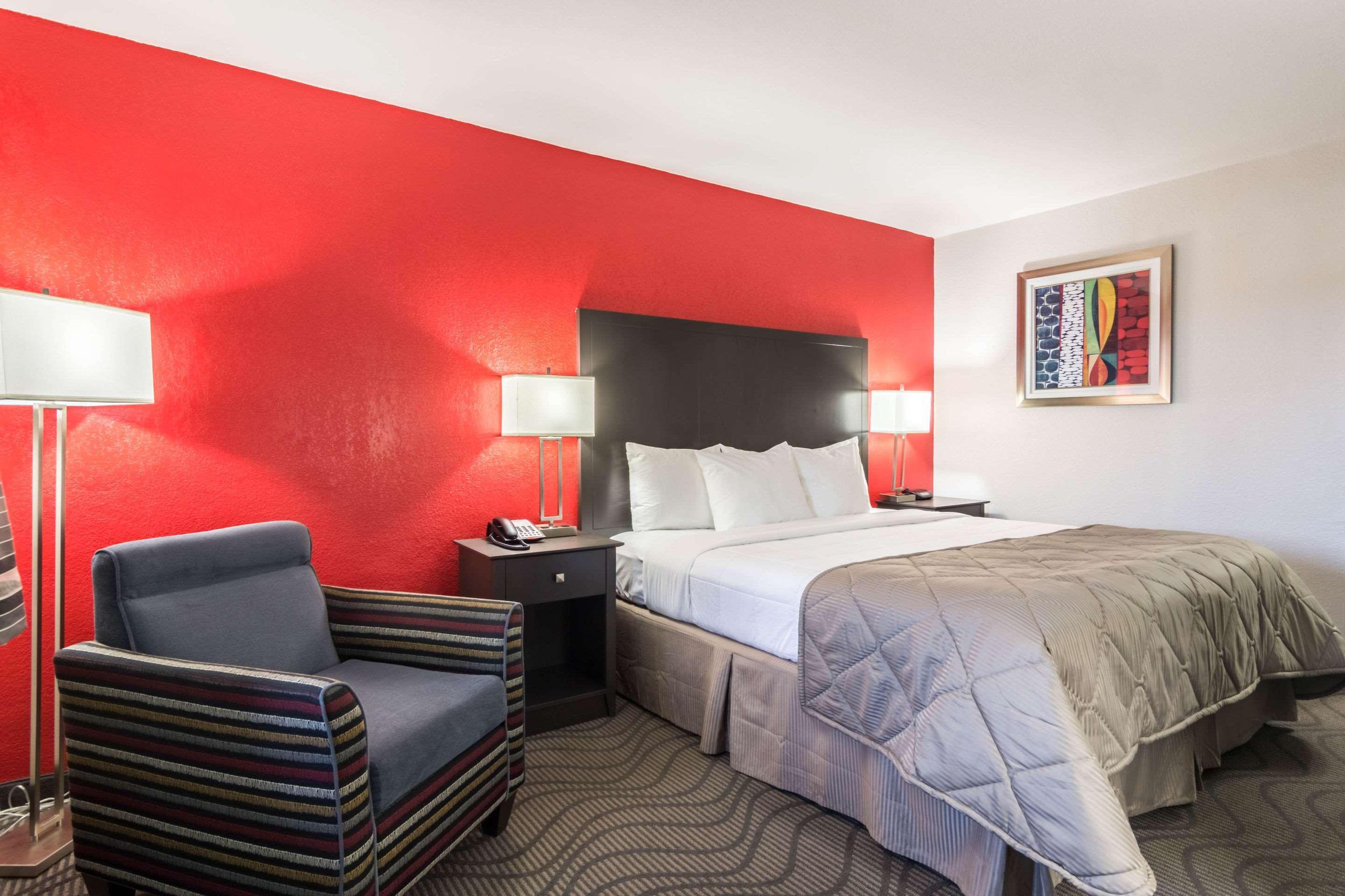 Clarion Inn & Suites Russellville I-40 מראה חיצוני תמונה