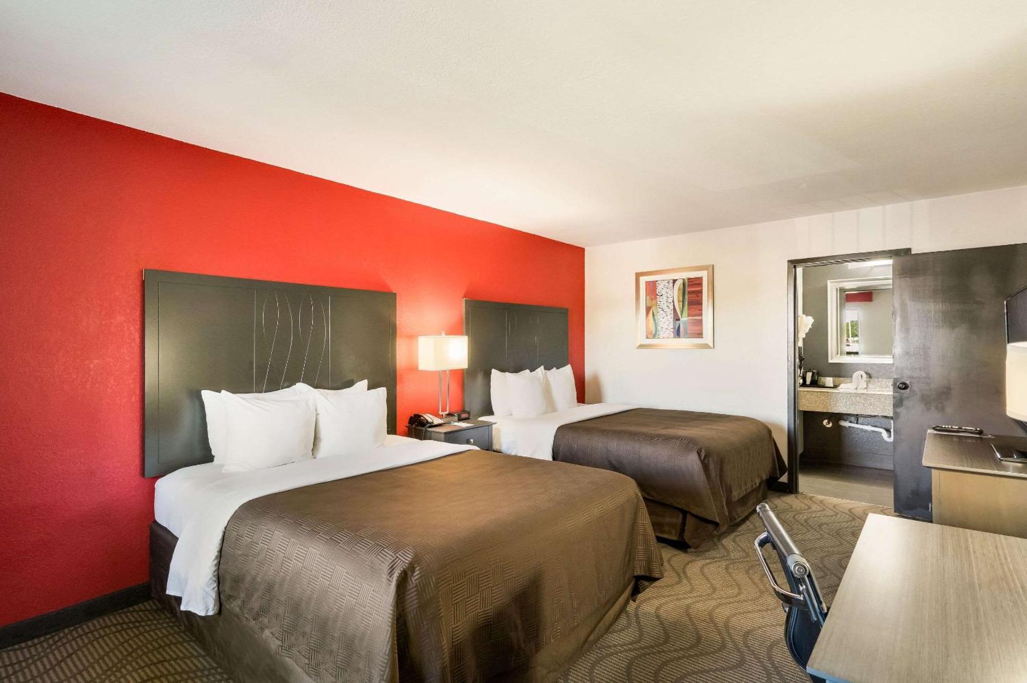 Clarion Inn & Suites Russellville I-40 מראה חיצוני תמונה