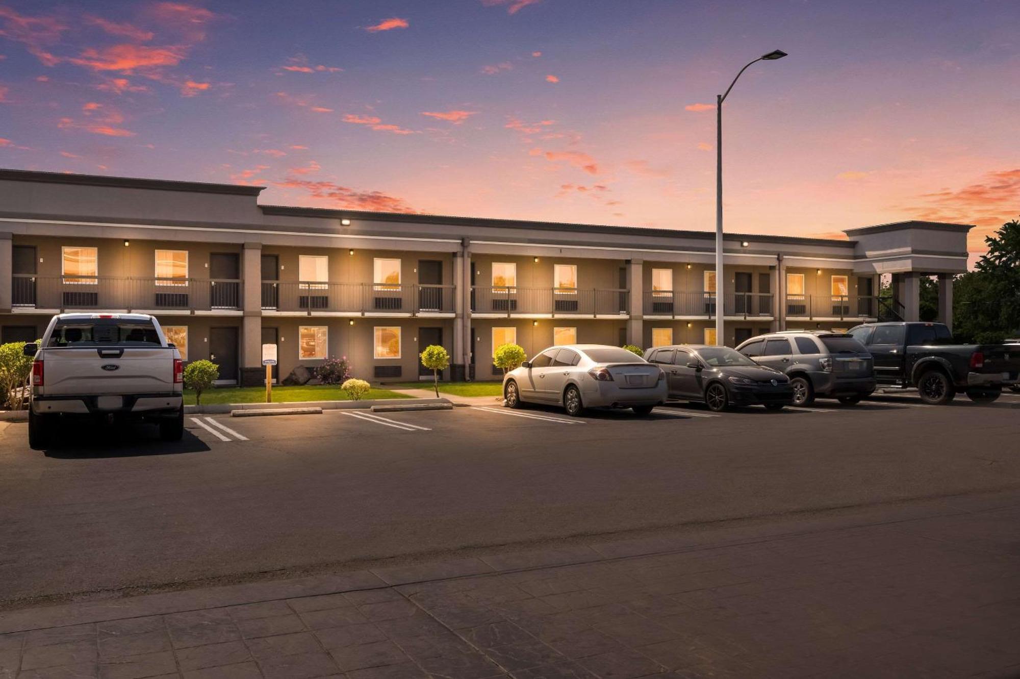 Clarion Inn & Suites Russellville I-40 מראה חיצוני תמונה