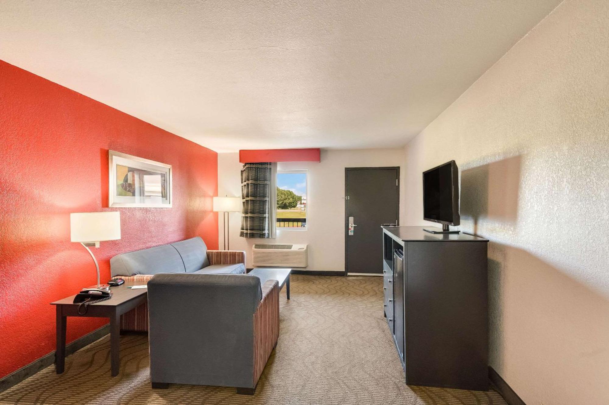 Clarion Inn & Suites Russellville I-40 מראה חיצוני תמונה
