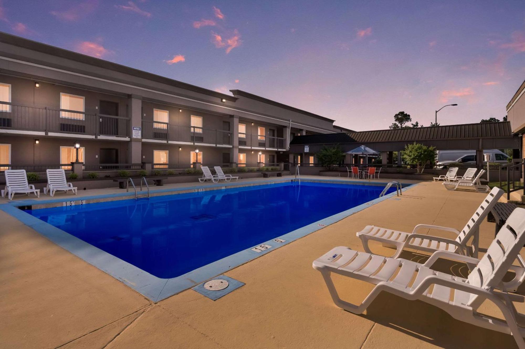 Clarion Inn & Suites Russellville I-40 מראה חיצוני תמונה