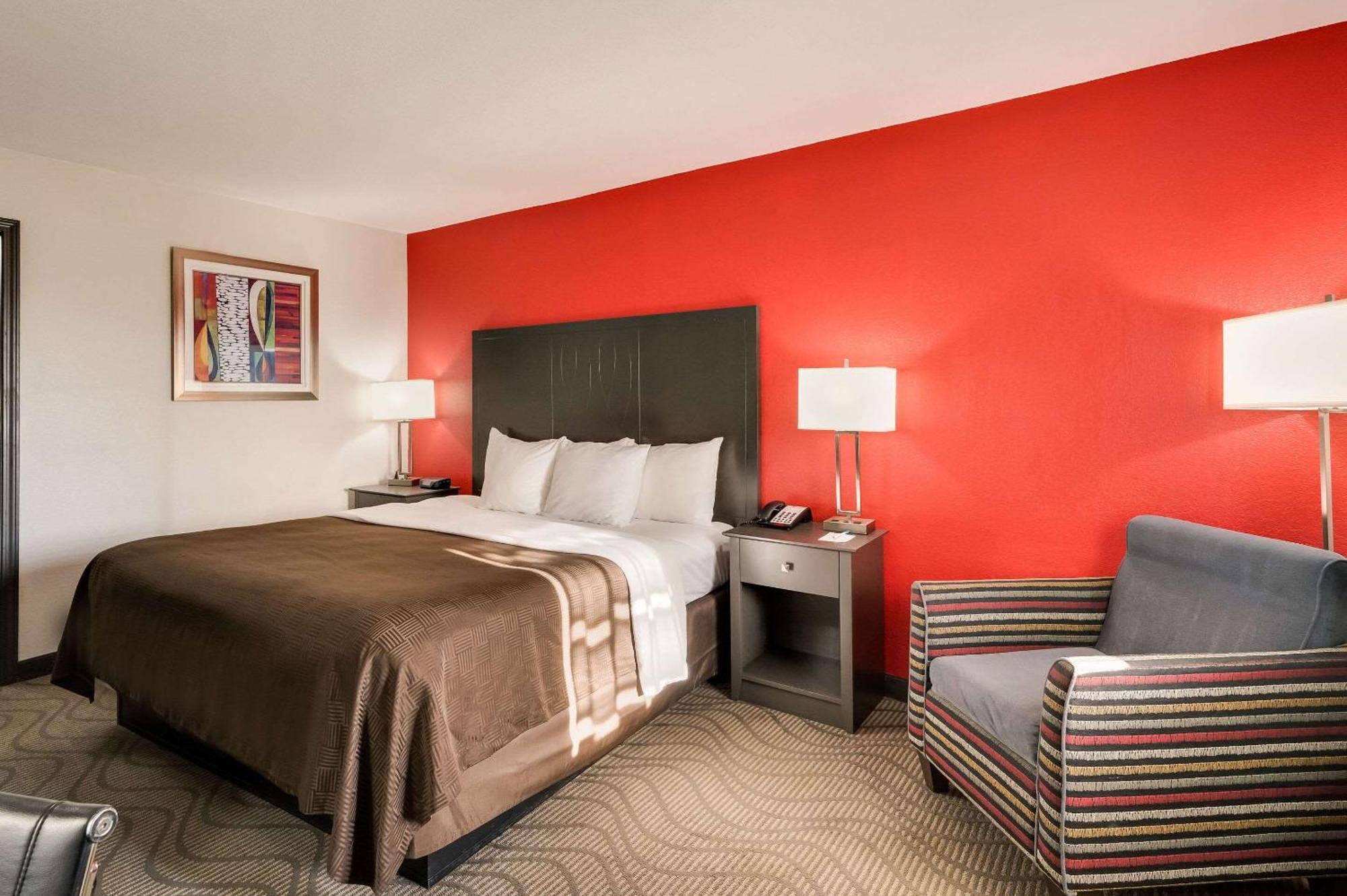 Clarion Inn & Suites Russellville I-40 מראה חיצוני תמונה